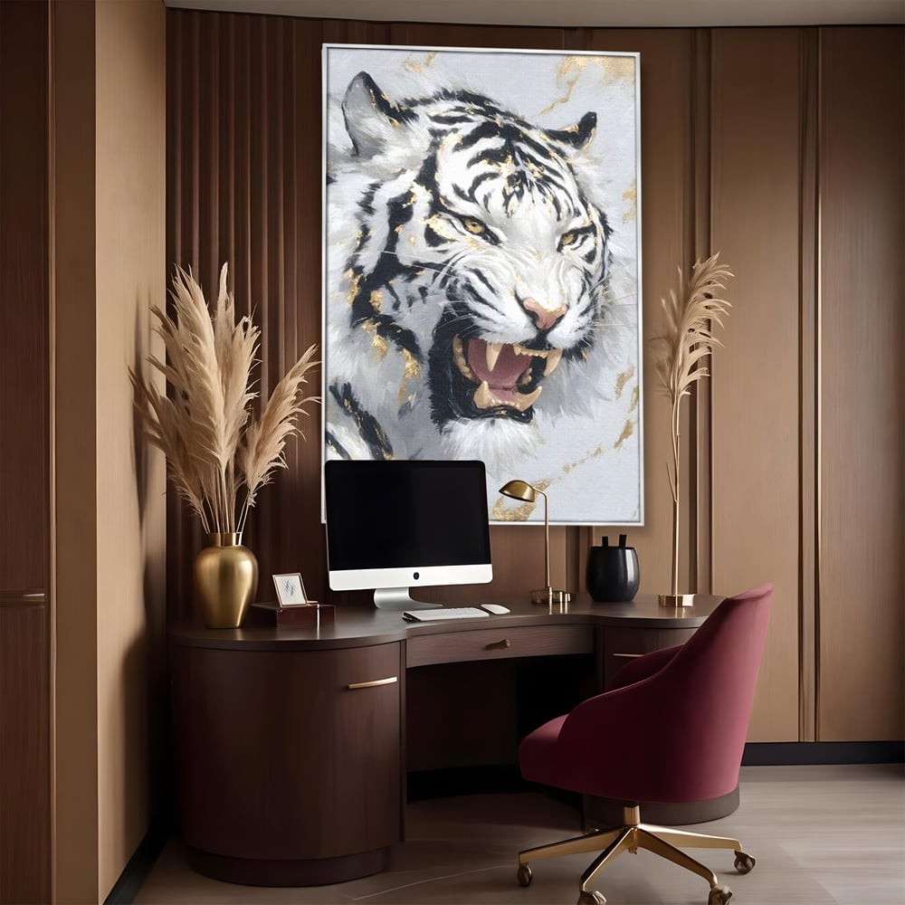 Tablou canvas cu tablou canvas cu tigru alb si auriu, in rama de aluminiu argintiu, pe perete intr-un birou